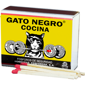 Gato negro fosforo cocina